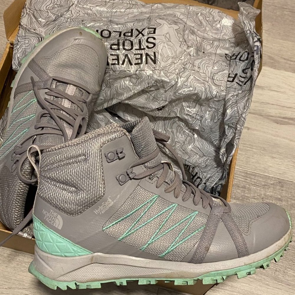 The North Face women Hiking shoes US6